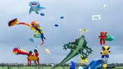 Das Bild zeigt Drachen auf dem Tempelhofer Feld beim STADT UND LAND-Festival der Riesendrachen