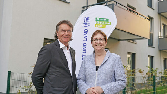 Das Bild zeigt Ingo Malter, Geschäftsführer der STADT UND LAND und Bundesbauministerin Klara Geywitz.