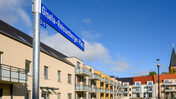 Das Bild zeigt die neuen Häuser und das Straßenschild vom Gisela-Reissenberger-Platz