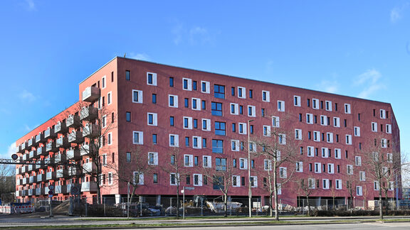 Das Foto zeigt eine Außenaufnahme des neuen Hauses der STADT UND LAND in der Pöhlbergstraße.