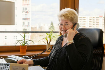 Ehrenamtliche Mitarbeiterin Annette Steinicke beim Telefondienst in der SOPHIA-Servicezentrale. Foto: B. Parmaksiz